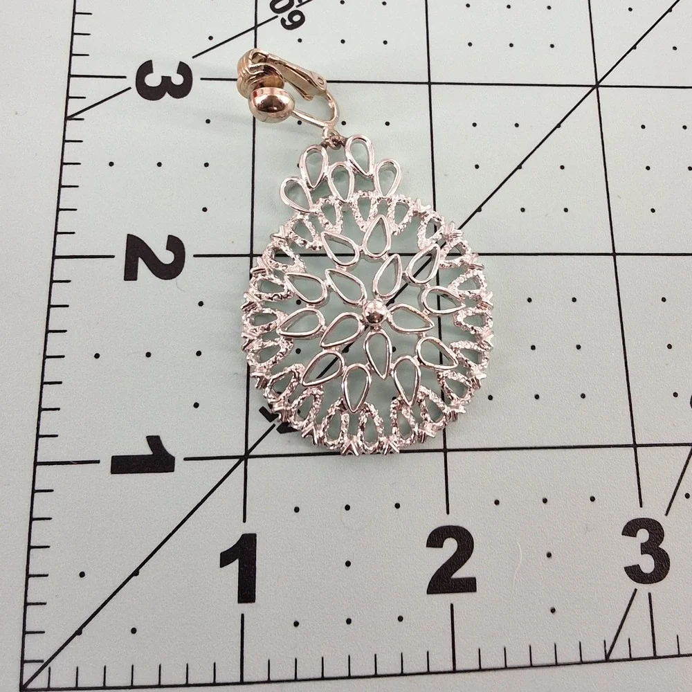 Sarah Coventry Silvertone Filigree‎ Medallion Dangle Clip-On Earrings 2.5